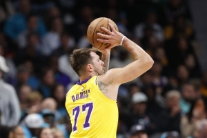 东契奇砍第49次30+三双 超约基奇威少独居历史第2 “大O”106次