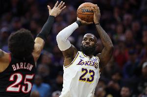 终于打破魔咒！詹姆斯湖人生涯首次在费城客场赢球