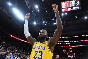 詹姆斯战斧劈扣！NBA官推：勒布朗气势如虹 国王转换快攻暴扣虐筐