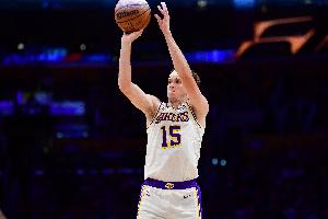 来感觉了！里夫斯弧顶借掩护命中撤步三分球