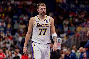 小伙子还得练！埃奇库姆伸手试图断球 东契奇直接起手拿到三罚