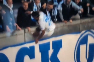 吓人！马格德堡球员庆祝进球不慎跳入场边2.7米深坑，所幸没大碍