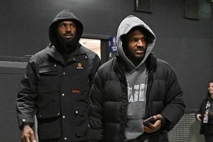 詹东回归！湖人官推晒赛前入场照：上班时间到