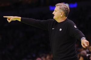 芬奇：很多球队接球就发起进攻换防也迅速 我们往往慢半拍