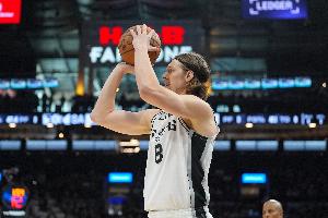 还得是你！巴恩斯助攻奥利尼克三分命中 帮助马刺艰难止血