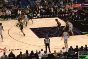 这节奏太好了！福克斯双撤步三分飙中 马刺领先10分了