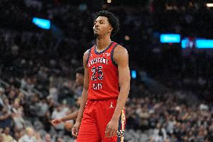 展开反击！赫伯特·琼斯打成2+1后墨菲扣篮 鹈鹕连得5分打停马刺