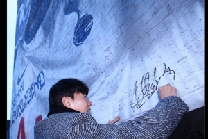 将向热刺球迷正式告别！热刺社媒晒图：孙兴慜在热刺壁画上签名