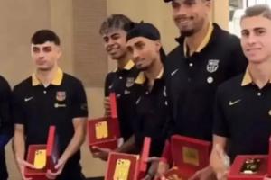 每体：阿联酋公司到访巴萨，送给每名球员定制iPhone17ProMax