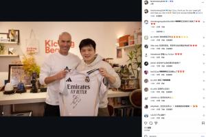 拿到皇马签名球衣！樊振东晒照：齐祖，下次我们一起踢足球