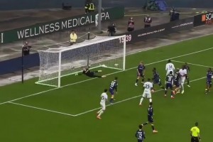 尴尬名场面！当年国安大将杨立瑜自己头球自己解围致敬卢卡库