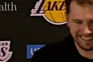 “四旬老汉前来报道～詹姆斯恢复训练向主帅雷迪克报道...