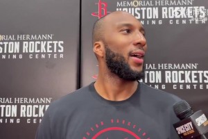 换球鞋换上瘾了！库里赛前训练换上了耐克的便士2代