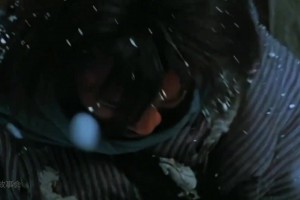 太闷骚啦！理发师给帕尔默戴上了义乳，帕尔默还自己捏了捏