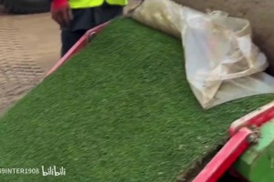 梅阿查球场铺设新草皮，米兰城刚刚下起了小雪！