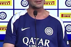 一个反击就被打穿！实拍国米丢球：现场蓝黑球迷颇为无奈