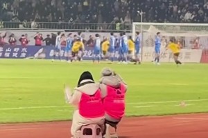 看把阿奇姆彭这黑小子乐的~退役了就留在中国接活吧