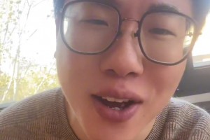 科尔：库里右大腿股四头肌挫伤！他这场比赛确实看起来不舒服！