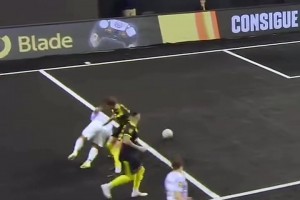 业余动作手球送点！范迪克离场时神情沉郁垂首无言