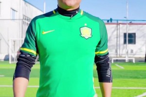 京津一家亲❤！实拍：津门虎球迷在工体受到国安球迷热烈欢迎