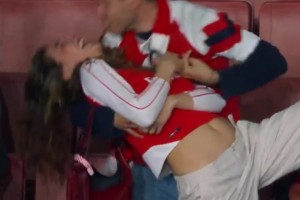 当年阿森纳主场5-0切尔西！酋长球场空气中弥漫着爱的气息