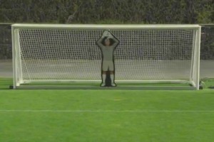 抓住漏洞击败！C罗挑战机器人守门员