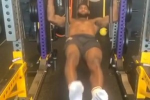 永远的好兄弟！名场面：詹姆斯健身房训练，浓眉一旁疯狂耍宝！