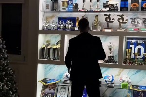 国安旧将张晓彬手举18年足协杯冠军奖杯预祝国安今年再捧杯❤