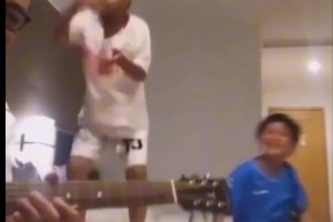 万项和孙晨曦8岁时坐在董路身边，这一晃都8年过去了