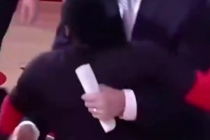 昨晚中国男篮这两个回合的进攻看得真让人无语，显得业余啊