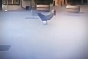 世界杯上来这一下绝对是第1名热度，给大家展示一个带人过球！