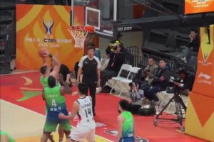 这也太难了吧？！詹姆斯中圈高难度压哨三分，在空中还有个折叠动作！