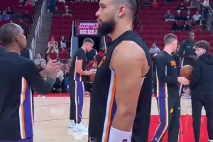 对战老东家火箭！狄龙赛前再现死亡凝视，龙哥太可爱了！