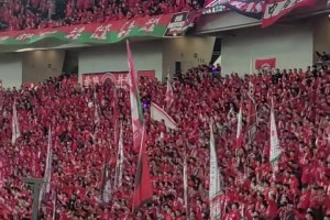 震撼！河南球迷营造出了航海体育场的主场氛围