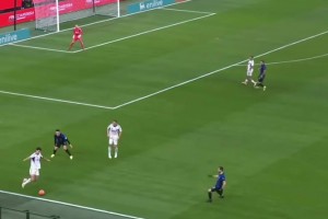 颁奖时刻，梅西一甩头：老贝来站我边上