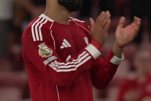 8月萨拉赫最后一个离开球场的球员，他含泪在Kop看台前唱若塔之歌