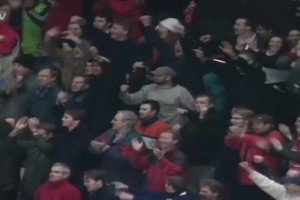 万人迷！名场面：贝克汉姆“淹没”在曼联球迷中！