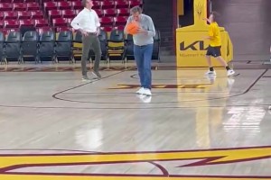 美媒恶搞：今天太阳面对雷霆，是这么打球的