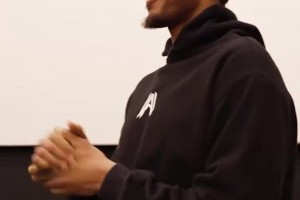 谁的童年！阿隆维金斯和小朋友们一起看海绵宝宝！