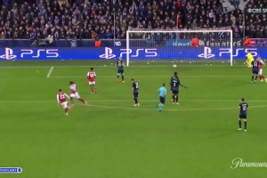 太惊艳了！马杜埃凯一条龙世界波攻入死角！阿森纳1-0领先布鲁日