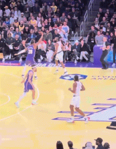 哈登单打八村塁突破进内线找到底角科林斯后者大空位三分把握住