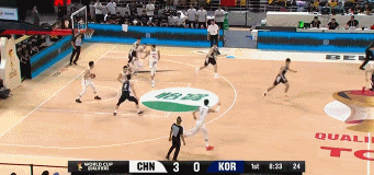 不要犹豫！胡明轩突破过人面对空篮不上分球出现失误