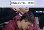 半场落后23分！赵睿看不下去了，坐场边无聊玩手表，一脸冷漠